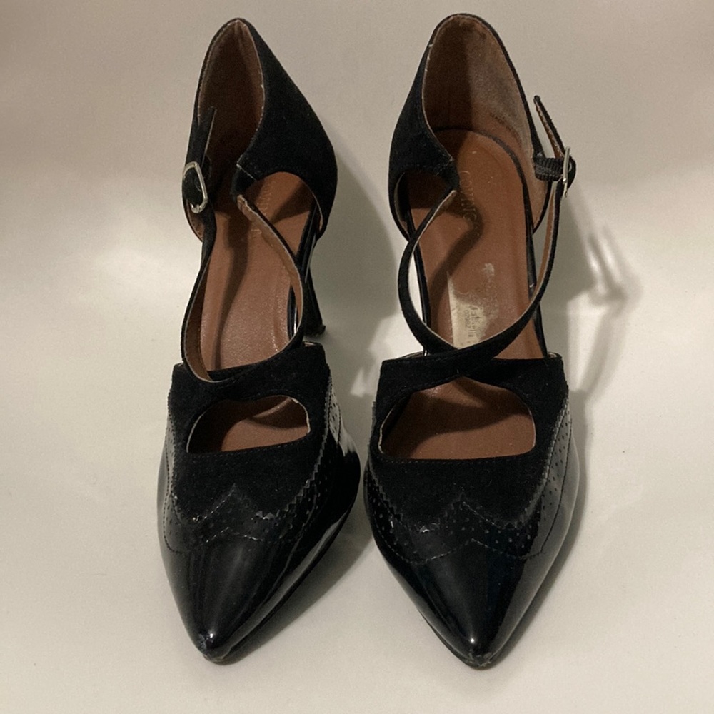 Strappy, black pointed toe pumps